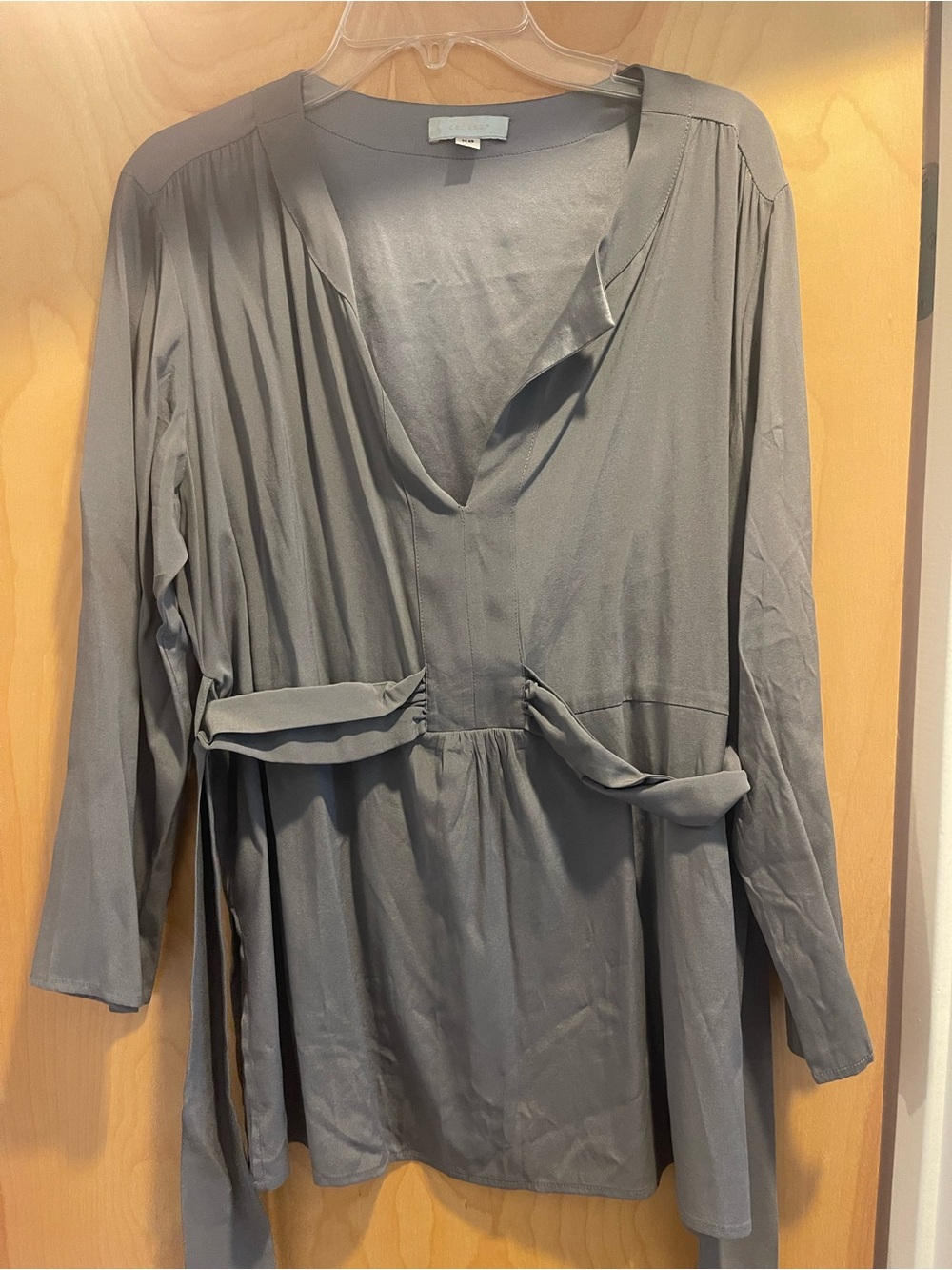 Cadeau Maternity Light Gray Draped V-Neck Tunic Top (100% silk). XS/size 2